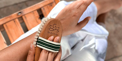 برس خشک بدن و فواید استفاده از آن